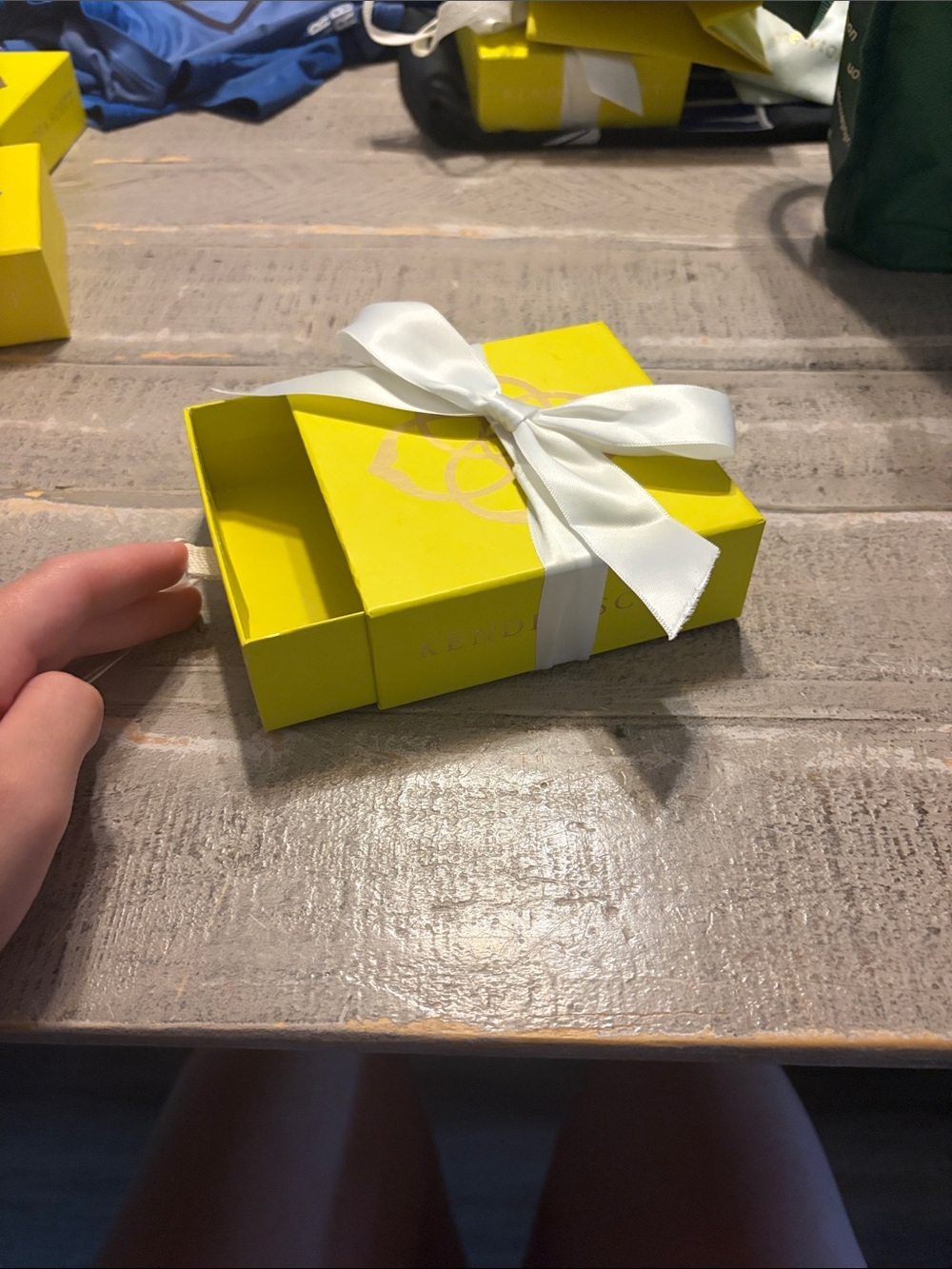 3!!!!!Kendra Scott Yellow Gift Box with White 🎀 💛